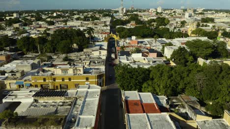 drone vuela hacia el arco de san juan merida, yucatan, mexico