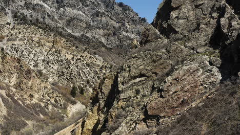 Unglaubliche-Drohnenaufnahme-Von-Steilen-Klippen-Der-Felsschlucht-Am-Tag-Des-Blauen-Himmels