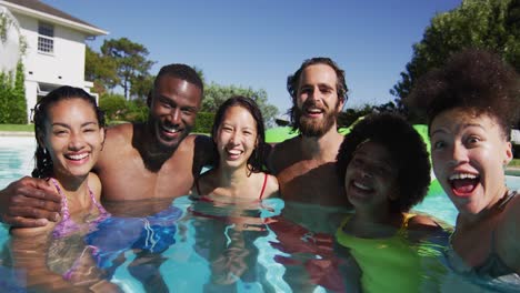 Eine-Vielfältige-Gruppe-Von-Freunden,-Die-Spaß-Daran-Haben,-Ein-Selfie-Im-Schwimmbad-Zu-Machen