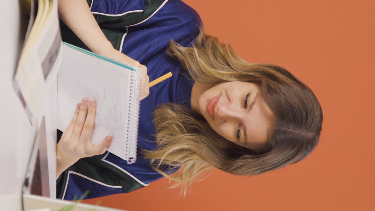 video vertical de una mujer joven que piensa viene con una gran idea.