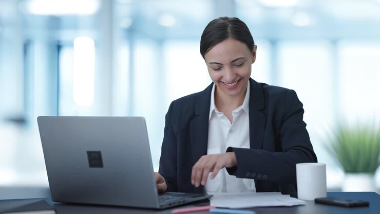 feliz mujer india gerente comenzando a trabajar