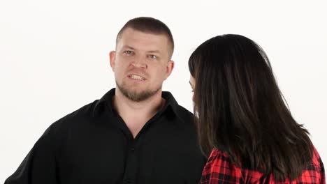 pareja discutiendo