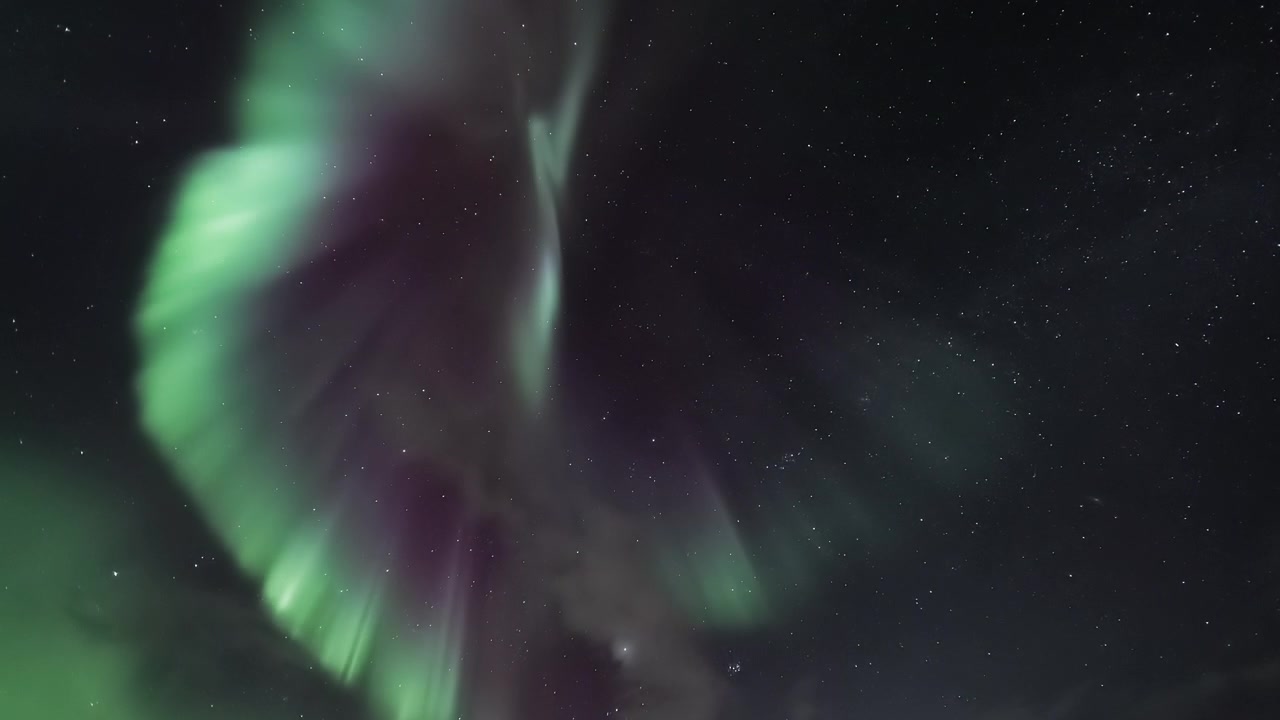 L'Aurora Boreale vibrante danza attraverso il cielo notturno