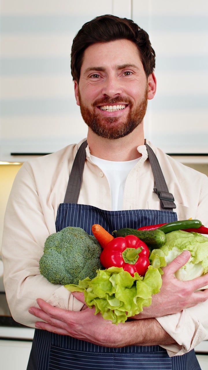 Uomo di mezza età in cucina con prodotti freschi, promuove alimenti sani per uno stile di vita di cucina casalinga.