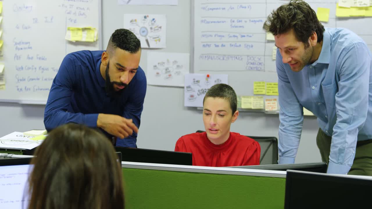 ejecutivos discutiendo en la computadora de escritorio en la mesa 4k