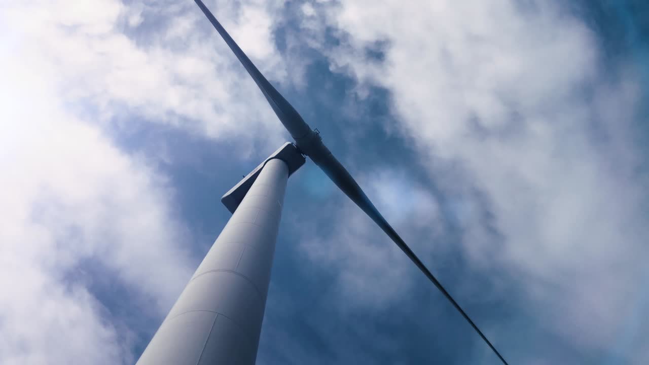 푸른 하늘에서 아름다운 풍력 터빈, 지나가는 구름과 시원한 빛 - 라마 풍력 발전소 홍콩