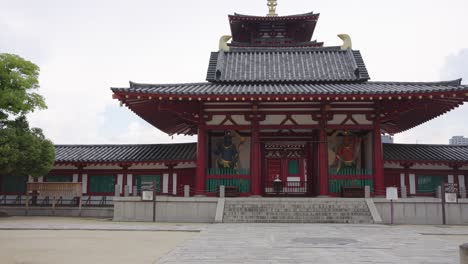 Santuario-Shitennoji-En-Osaka,-Toma-De-Establecimiento-De-Entrada