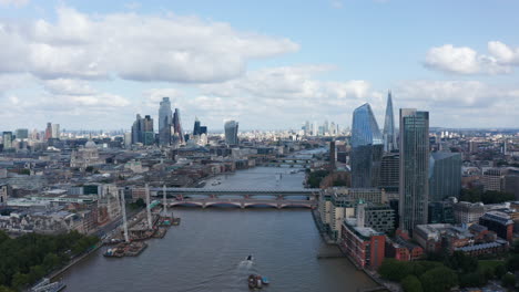 Vista-Aérea-De-La-Gran-Ciudad-Moderna-Con-Altos-Rascacielos.-Vuela-Sobre-El-Río-Támesis,-El-Sitio-De-Construcción-De-La-Playa-Del-Puente-Blackfriars-En-El-Banco.-Londres,-Reino-Unido