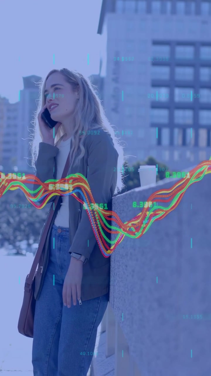 Vídeo vertical: Mulher adulta recebendo uma chamada durante o trajeto, com uma forma de onda de dados animada se sobrepondo.