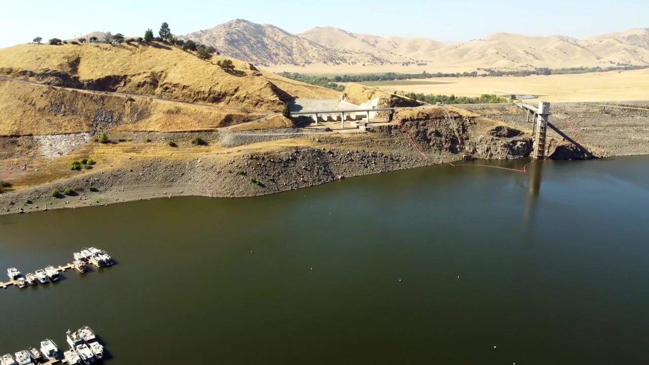 USA, CA, Visalia, Lake Kaweah, 45586 - Dronekuva Kaweah-järvestä. Marina, maapato ja ylivuotopato.