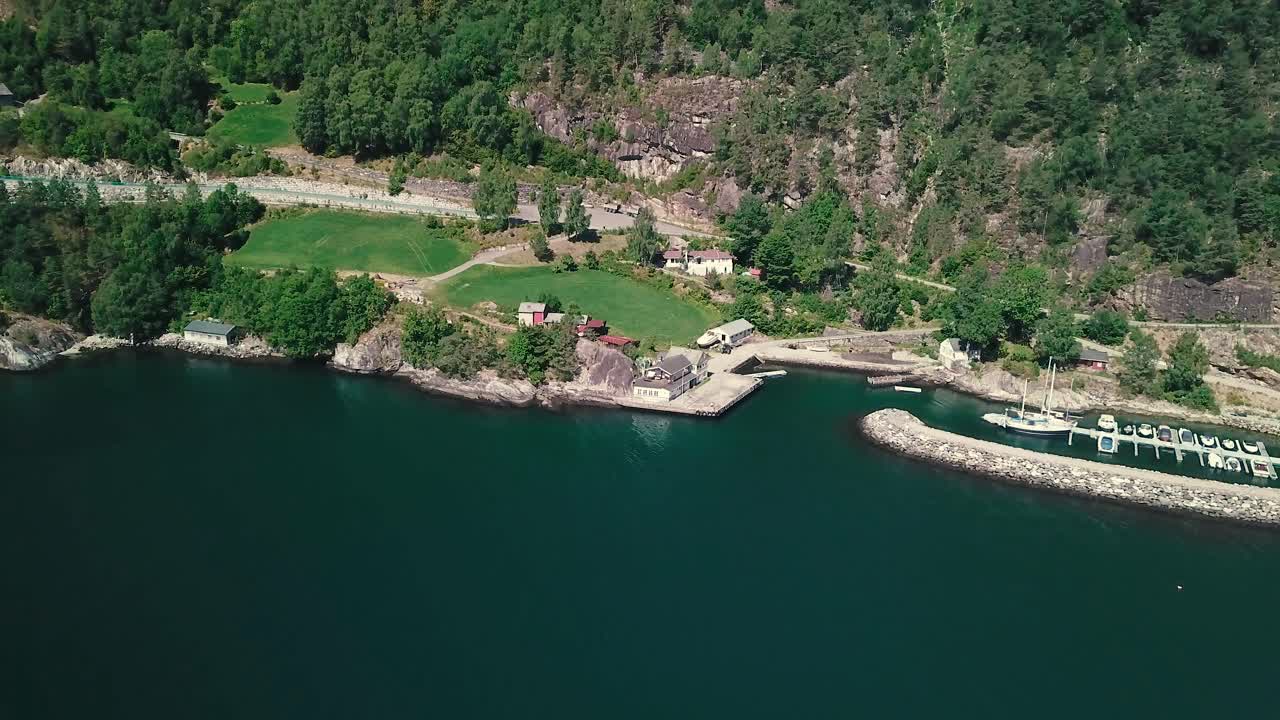 dolly y crane down drone shot de un pequeño puerto en noruega