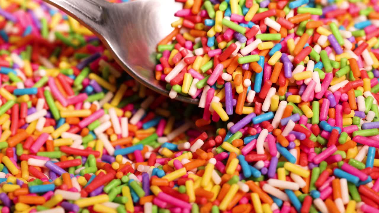 una cuchara recoge salpicaduras vibrantes de una pila