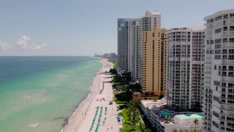 Horizonte-Aéreo-De-La-Playa-De-Las-Islas-Soleadas-En-Las-Islas-Soleadas,-Imágenes-De-Drones-De-Florida