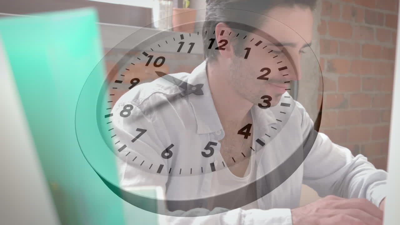 этот клип показывает бизнесмена, работающего на своем ноутбуке в замедленном движении.