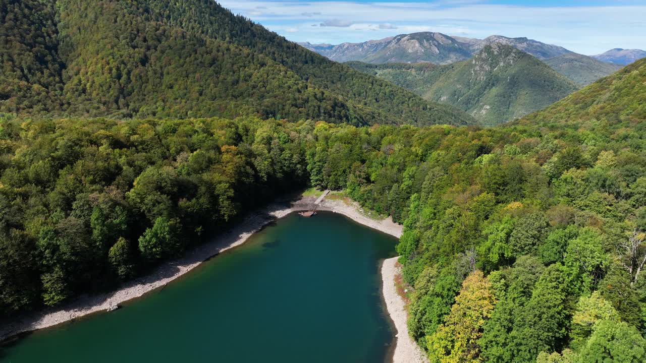 푸른 숲의 계곡에 있는 산의 호수