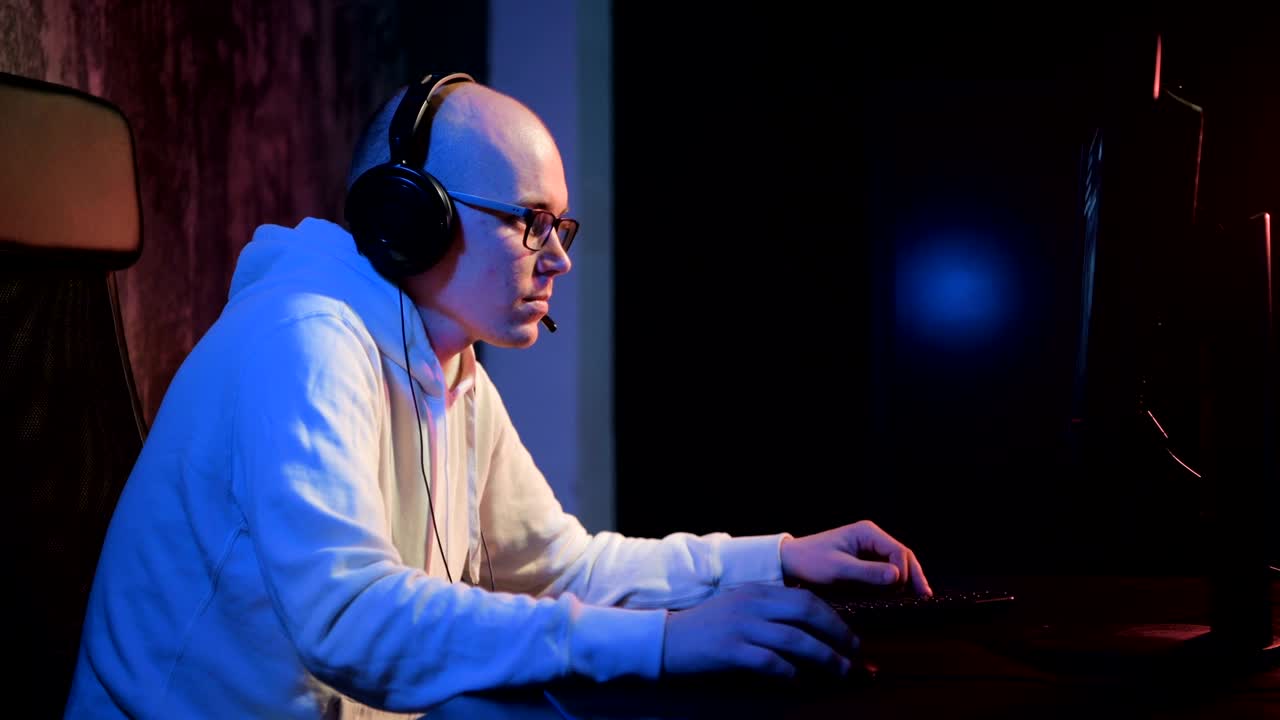 화를 내며 비명을 지르는 젊은 남자가 헤드과 pc 컴퓨터로 집에서 게임을 하고 스트리밍 플레이 또는 워크스루를 통해 비디오를 재생합니다.