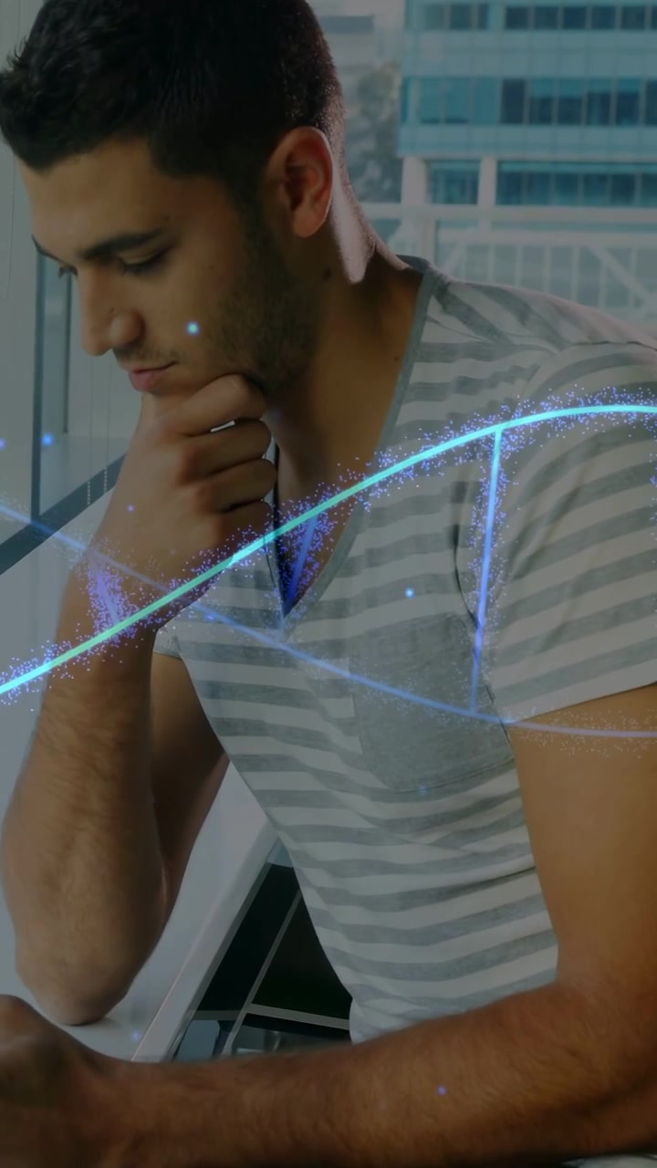 Video verticale: Uomo che tocca un tablet vicino a una finestra in un ufficio tecnologico, generando un'onda olografica blu per la revisione dei dati.