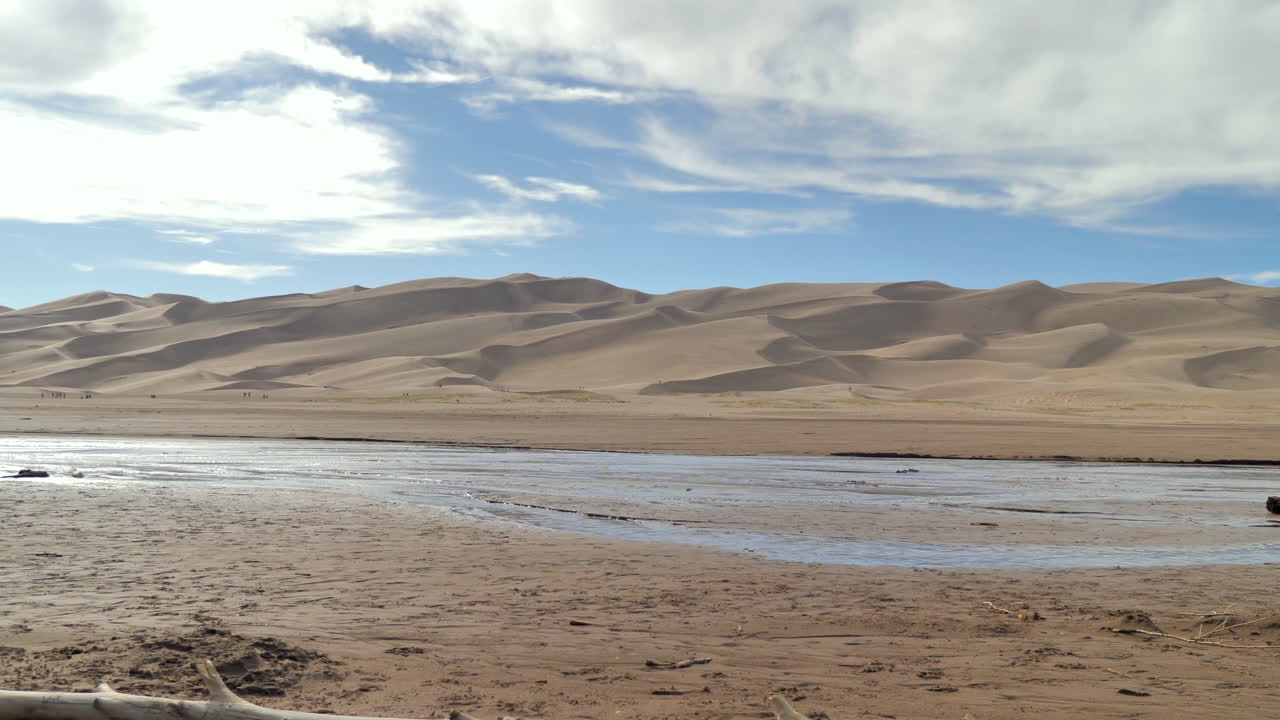 콜로라도의 거대한 모래 언덕에서 사막을 흐르는 강물