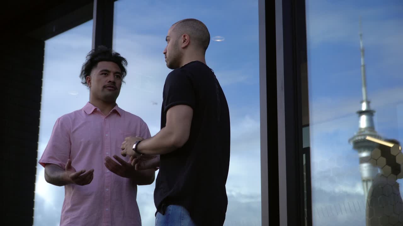 hombres de negocios casuales teniendo discusión afuera en la ciudad de auckland