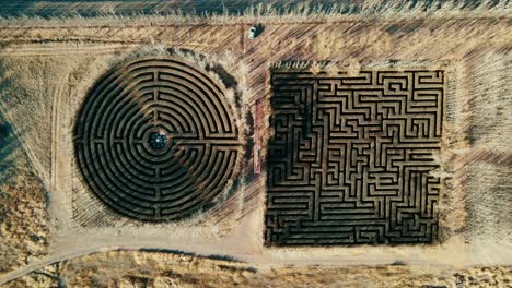 Vista-Desde-Un-Dron-De-Dos-Laberintos-En-Medio-Del-Desierto-En-Malargüe,-Mendoza.