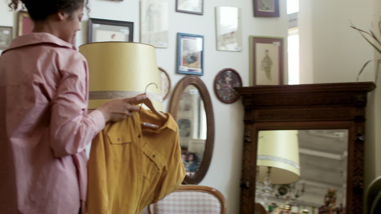 상점 에 있는 아프리카계 미국인 여자 의 뒷면