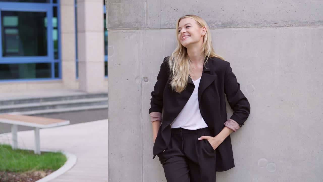 деловая женщина в костюме.