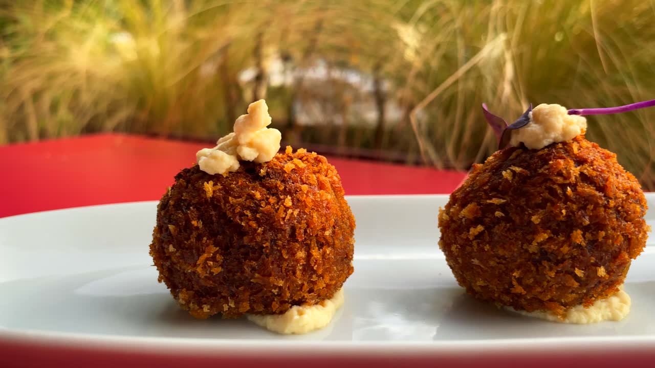 croquetas españolas tradicionales, plato de entrada empanizado sabroso y crujiente en un restaurante, toma de 4k