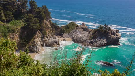 rocky cove beach con mcway falls en un día soleado de verano en big sur, california, ee.uu.