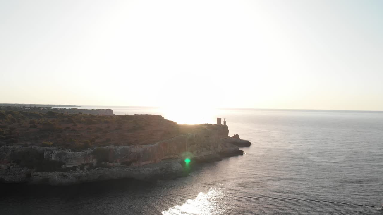 스페인 마요르카 칼라 피구에라(spain mallorca cala figuera)는 nd 필터를 사용하여 4k 24fps의 드론과 dji mavic air를 사용하여 하루 중 다른 시간에 위에서 봅니다.