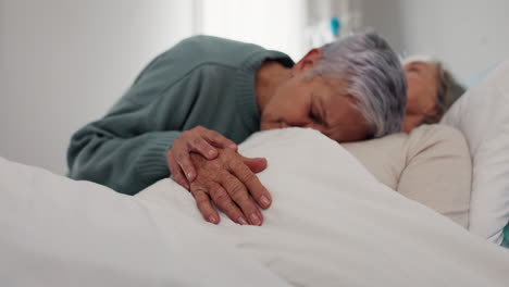 Mujer-Mayor,-Apoyo-Y-Cuidado-En-La-Cama-En-Enfermería