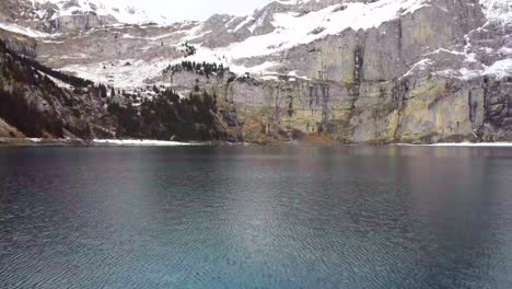 Oeschinensee-Und-Berg-Schweiz-4K-Drohnenaufnahmen