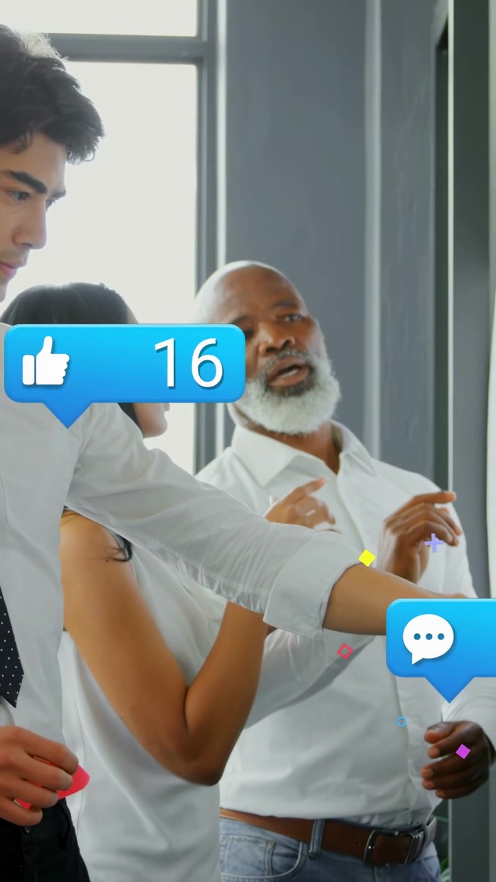 Vertikal video: Marketingteam peger og sætter noter på glasvæg, reagerer på sociale bobler