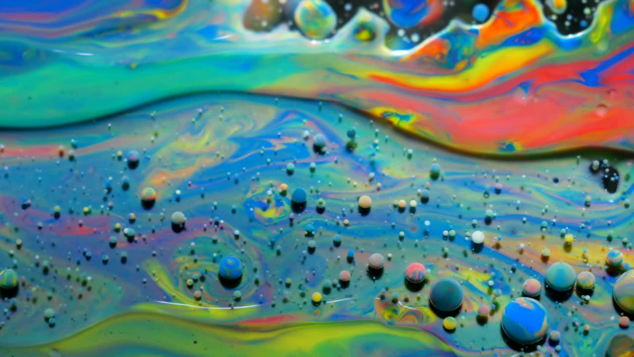 느린 움직임 밝은 색상 거품 오일 아름다운 페인트 우주 색 움직이는 다채로운 근접. 아크릴 페인트. 환상적인 최면 표면. 추상적인 다채로운 페인트 변형 구조 거품.
