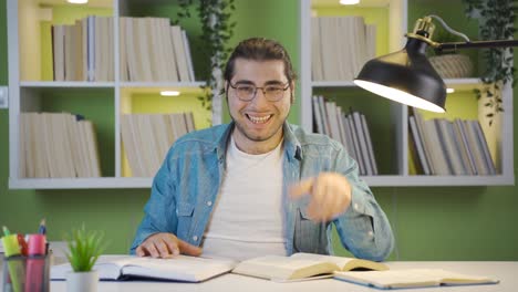 Glücklicher-Männlicher-Student,-Der-Mit-Der-Kamera-Spricht.