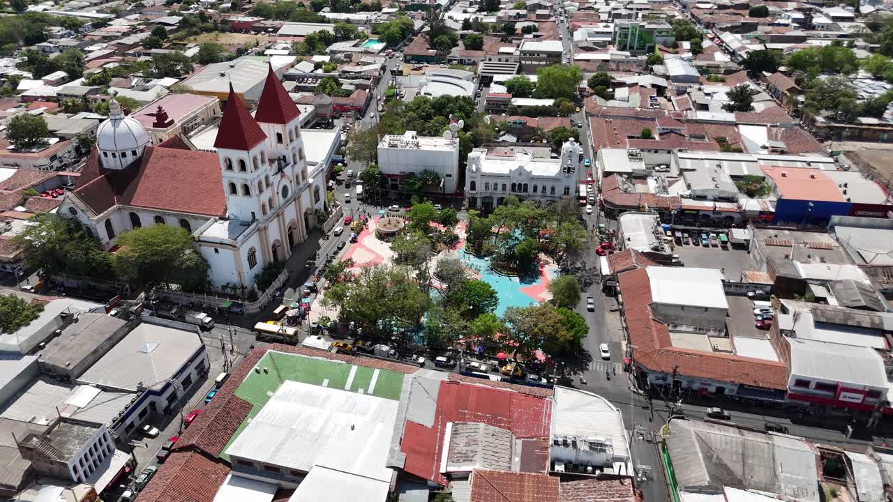 Paesaggio urbano aereo di San Miguel, El Salvador che mostra Cattedrale, Piazza e la griglia del centro città, Crescita del Turismo