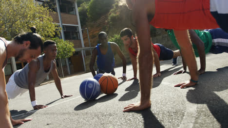 Jugadores-De-Baloncesto-Realizando-Ejercicios-De-Flexión