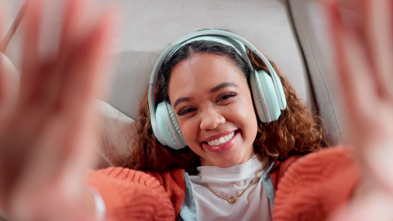 mujer tomando selfies mientras escucha música