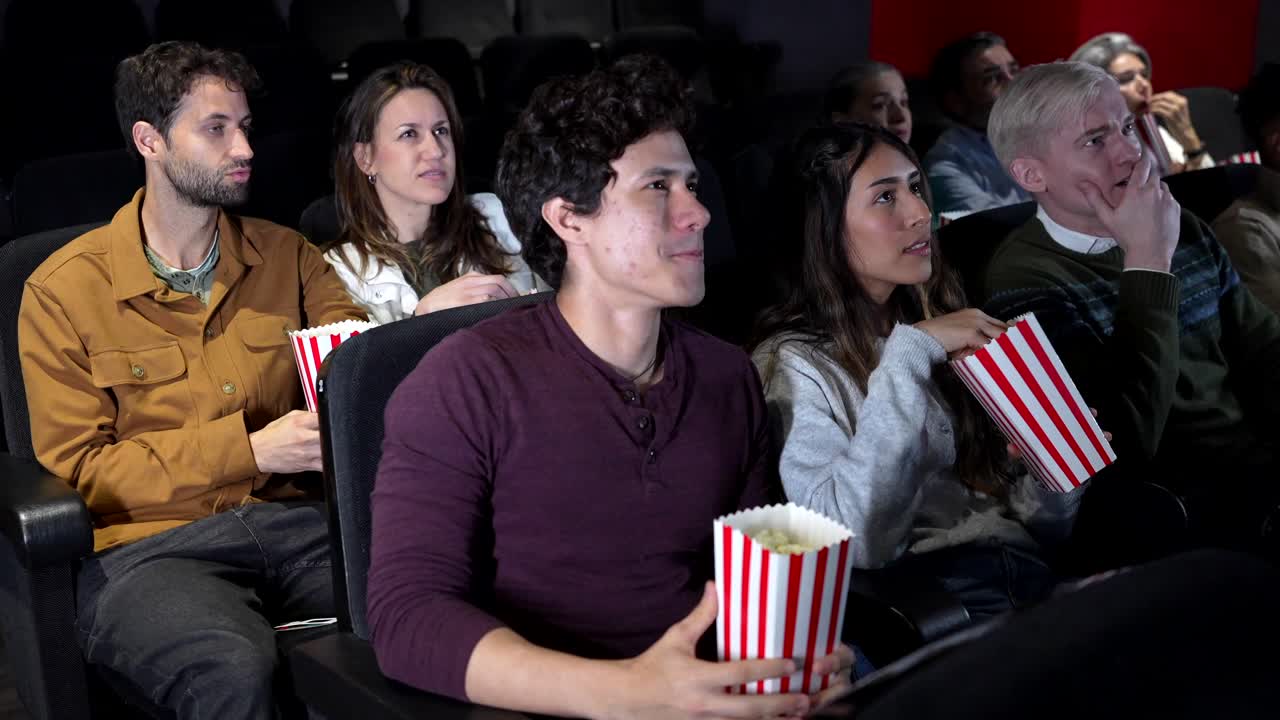 Persone che guardano un film in un cinema