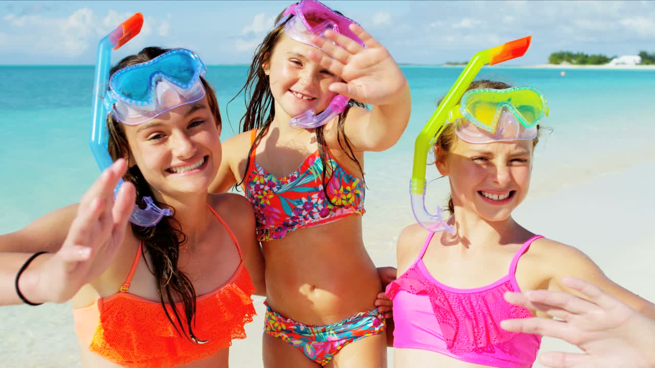 retrato de chicas caucásicas en trajes de baño y snorkel