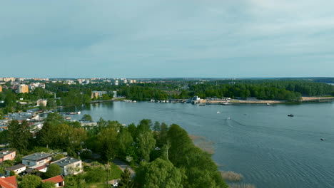 Con-Vistas-Al-Lago-Ukiel-Y-Las-áreas-Adyacentes,-Esta-Vista-Enfatiza-La-Integración-De-La-Ciudad-Con-Sus-Espacios-Naturales-De-Ocio-Acuáticos.