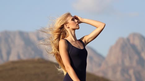 Schönes-Blondes-Weibliches-Model,-Das-Auf-Reisen-Eine-Atemberaubende-Landschaft-Genießt
