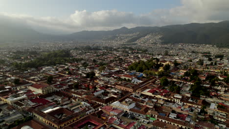 Un-Panorama-Aéreo-Se-Desliza-Sobre-San-Cristóbal,-Capturando-El-Encantador-Paisaje-Urbano-Bañado-Por-El-Resplandor-Dorado-Del-Atardecer.