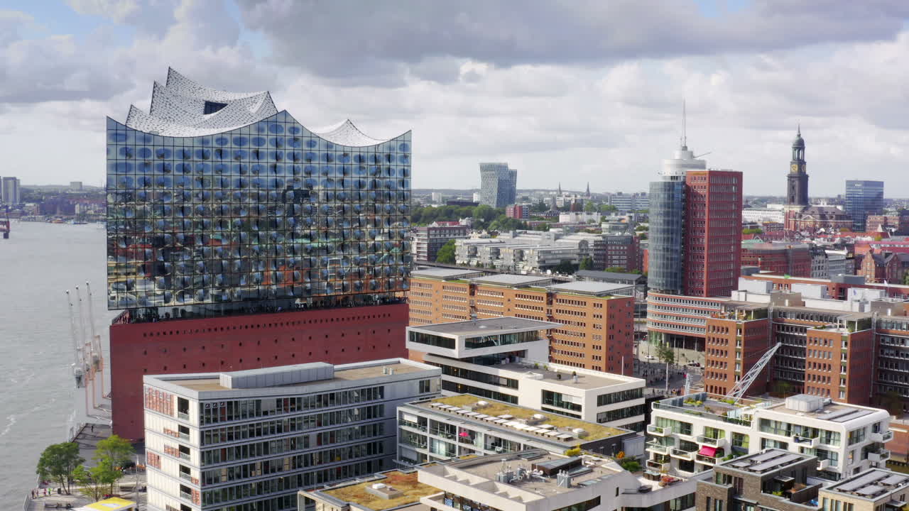 흐린 날에 elbphilharmonie와 함께 함부르크 항구의 공중 전망