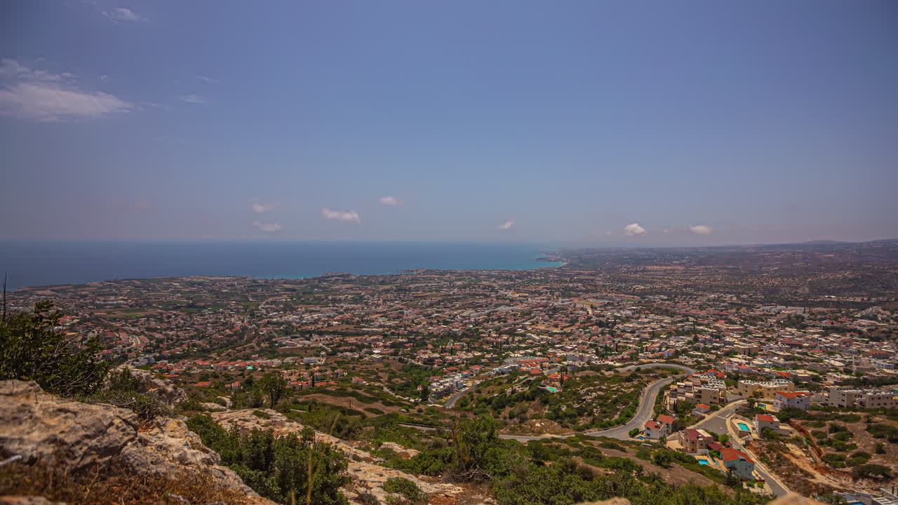 punto de vista panorámico de un lapso de tiempo sobre una ciudad en chipre con nubes cirrus y cielos azules