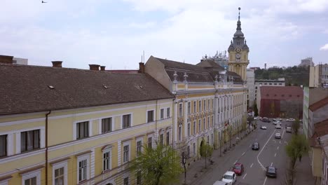 Tiro-Aéreo-Deslizante-Que-Revela-El-Hermoso-Y-Animado-Paisaje-Urbano-De-Cluj-Napoca-Rumania