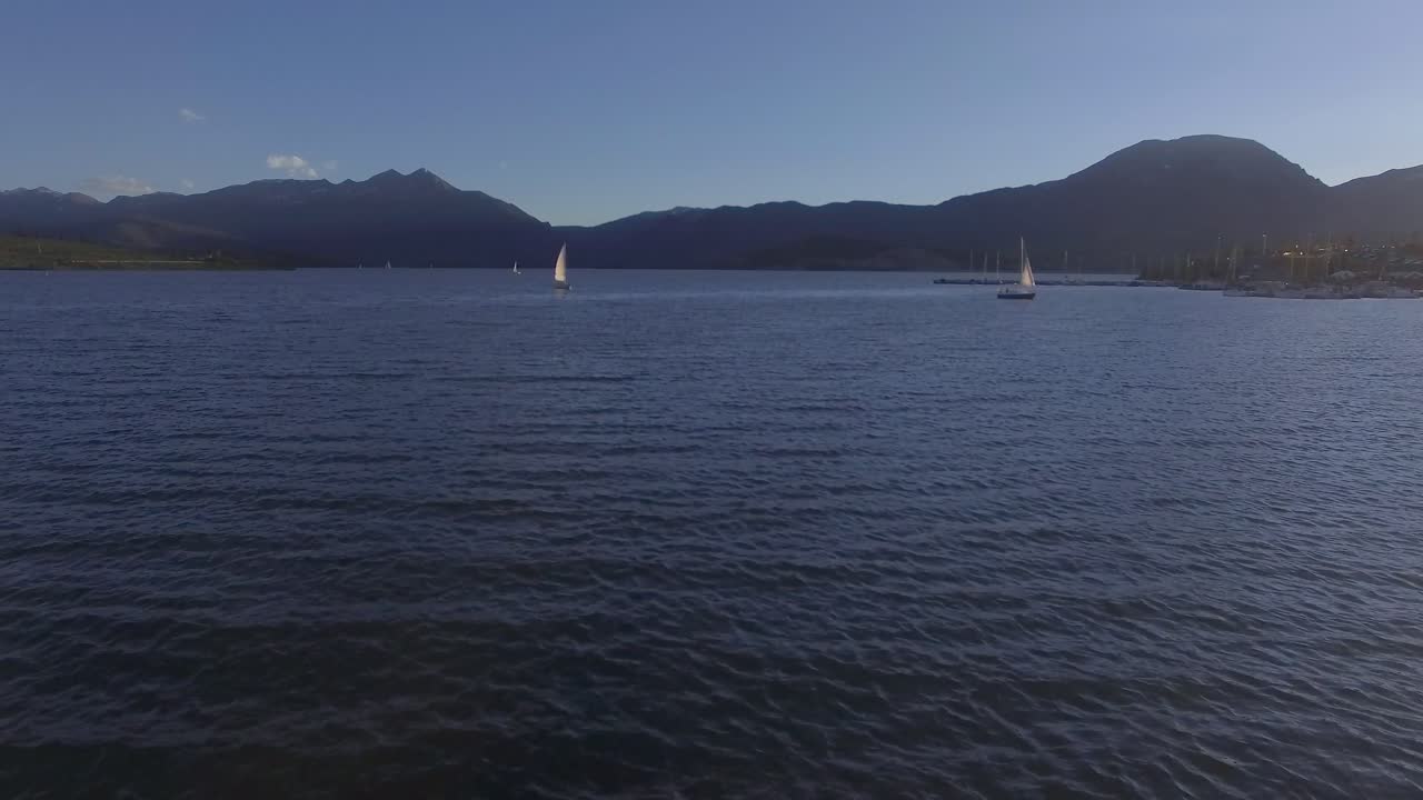 barcos de vela en el lago de las montañas rocosas durante el hermoso atardecer de verano en colorado