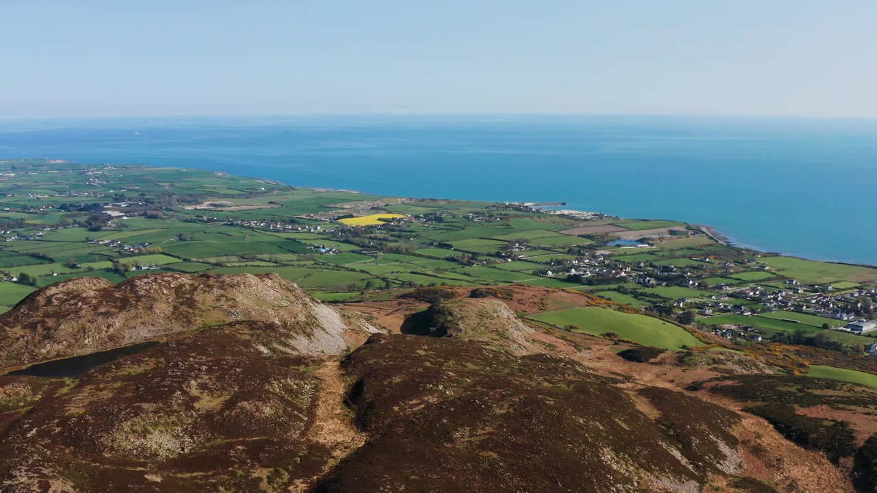 Vista aerea del Percorso ad anello di Annaloughan e della costa di Gyles Quay in una giornata di sole
