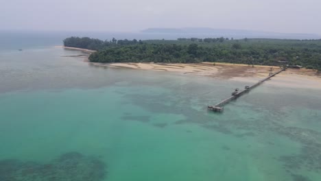 Vista-Aérea-De-Gran-ángulo-Del-Paseo-Marítimo-De-Canela-En-Koh-Mak,-Tailandia