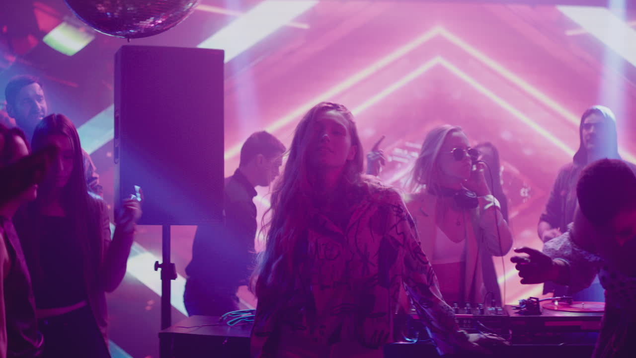 la escena de la fiesta en el club nocturno