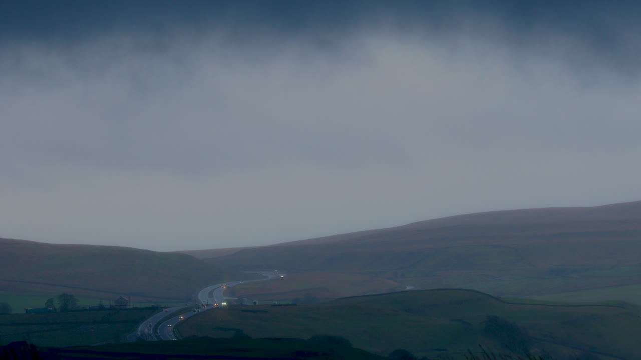 la carretera de doble calzada transpennine a66 que muestra vehículos con los faros encendidos en condiciones de conducción muy húmedas a primera hora de la tarde